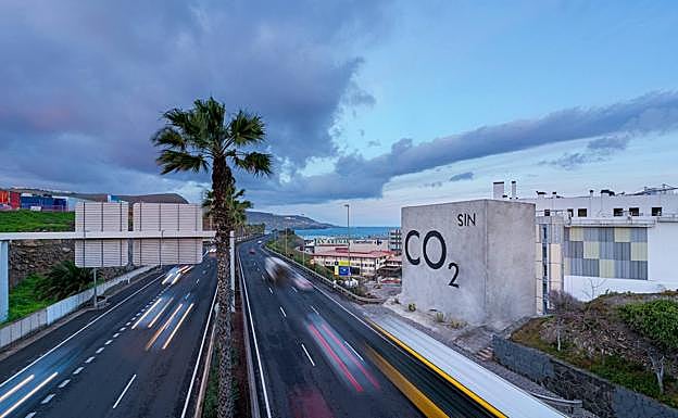 La leyenda 'Sin CO2' se localiza en una antigua subestación eléctrica de la autovía del Norte. 