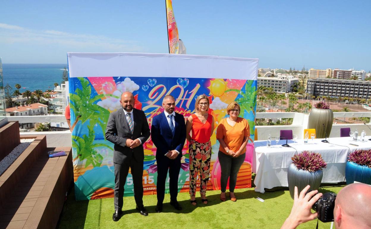 Quintana (dcha.), junto a la alcaldesa, en un acto público. 
