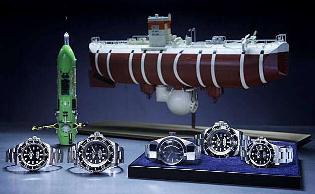 Imagen principal - En primer plano, de izquierda a derecha Oyster Perpetual Rolex Deepsea (2008), Oyster Perpetual Deepsea Challenge (2022), Deep Sea Special (19609. Abajo, a la izquierda,James Cameron con un Oyster Perpetual Deepsea Challenge, junto a un modelo del Batiscafo Trieste, el Depsea Challenger y los dos modelos de reloj. A la derecha, la caja central del Oyster Perpetual Deepsea Challenge antes del proceso de estampacion 