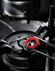 Imagen secundaria 2 - En primer plano, de izquierda a derecha Oyster Perpetual Rolex Deepsea (2008), Oyster Perpetual Deepsea Challenge (2022), Deep Sea Special (19609. Abajo, a la izquierda,James Cameron con un Oyster Perpetual Deepsea Challenge, junto a un modelo del Batiscafo Trieste, el Depsea Challenger y los dos modelos de reloj. A la derecha, la caja central del Oyster Perpetual Deepsea Challenge antes del proceso de estampacion 