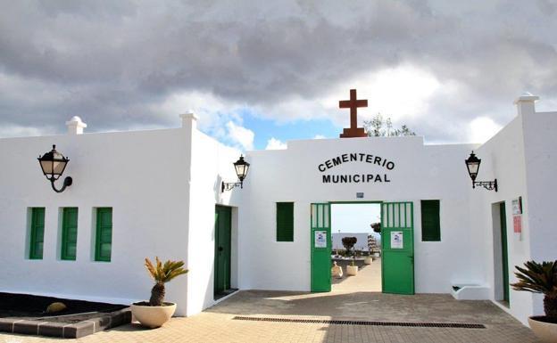 Tías adjudica la construcción de 45 nuevos nichos en el cementerio