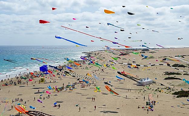 Cientos de cometas surcan desde hoy el cielo de las Grandes Playas de Corralejo. 