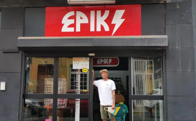 Ismael Sánchez, propietario de Epik Shop, tienda especializada en artículos de playa, surf y bodyboard ubicada en La Puntilla. 