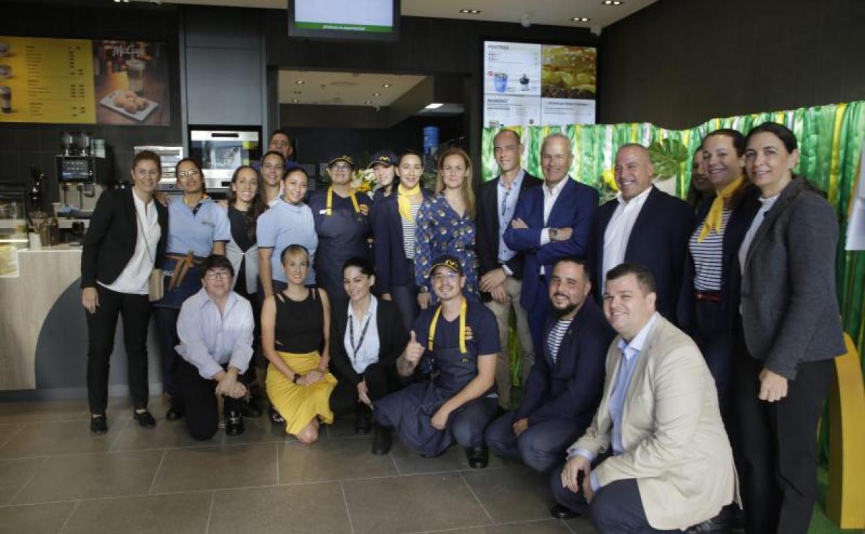 Foto de familia este viernes en el estreno de McDonald's en Open Mall en Arrecife. 