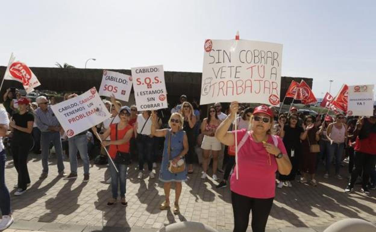 Manifestación de profesionales de Adislan este lunes a las puertas del Cabildo. 