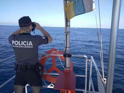 Un agente de la Policía Canaria participa en el dispositivo establecido para velar por el cumplimiento de la normativa de observación de cetáceos. 