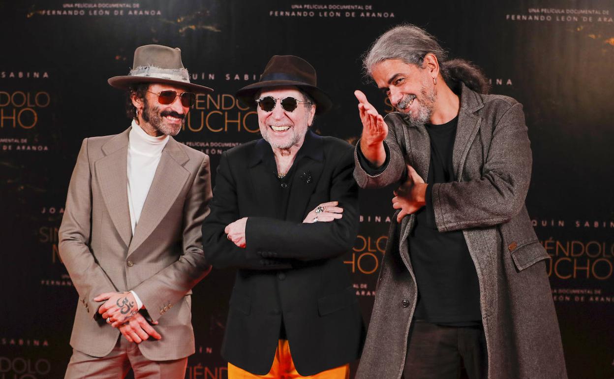 Leiva, Joaquín Sabina y Fernando León de Aranoa, director de 'Sintiéndolo mucho', un documental sobre el cantante. 