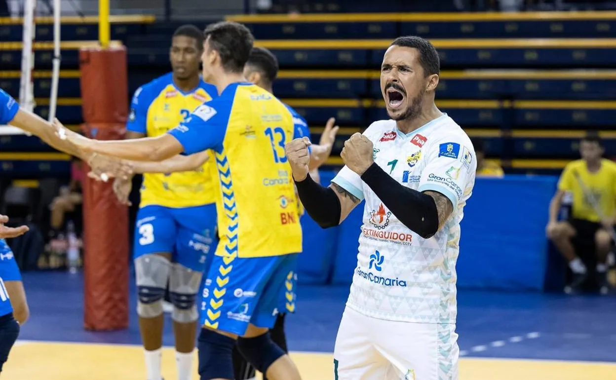 Alejandro Fernández celebra un punto en un partido. 