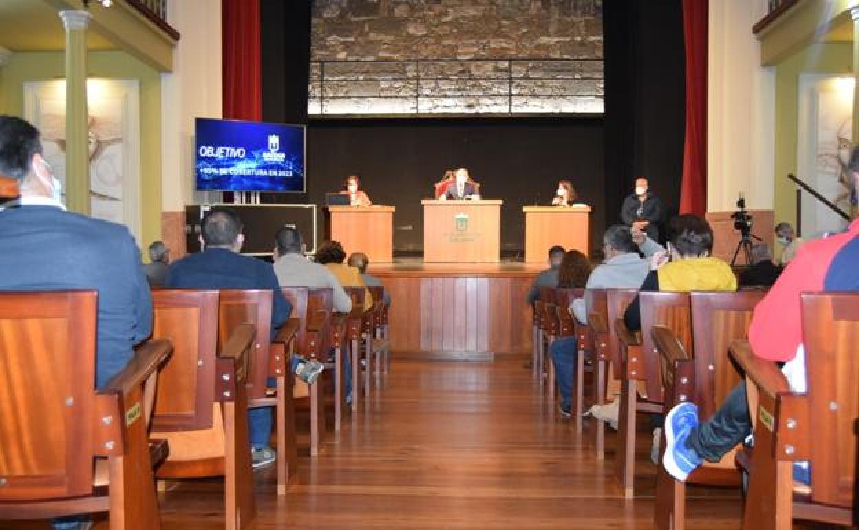 Imagen de archivo de un pleno en el Teatro Consistorial de Gáldar. 