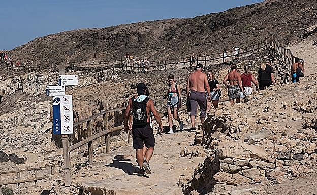 Pisoteo diario sobre la duna holocena que ha doblado el ancho del camino de acceso a las cuevas. 