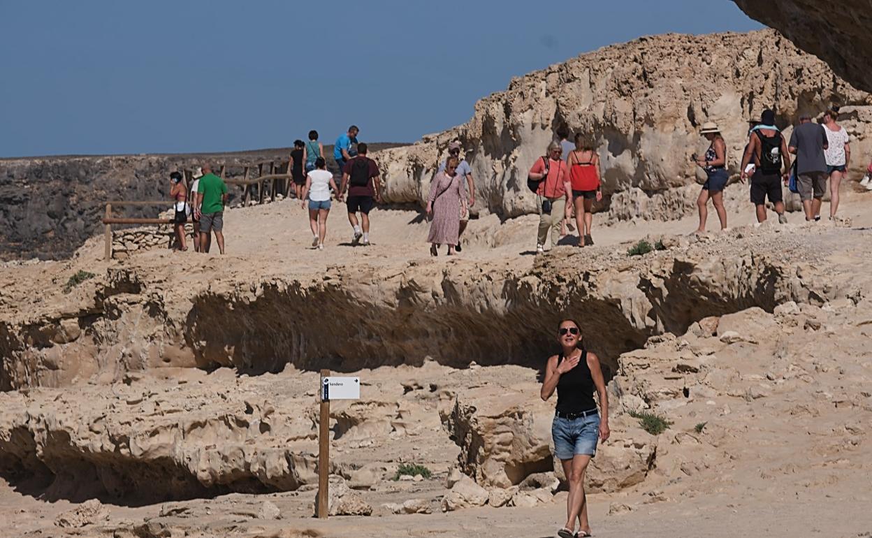Trajín diario en el camino de acceso a los hornos de cal y las Cuevas de Ajuy, en el municipio de Pájara. 