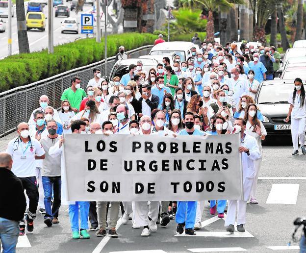 Imagen de archivo de una de las protestas protagonizadas por el personal médico y de enfermería del Insular para exigir una solución al colapso del servicio de Urgencias