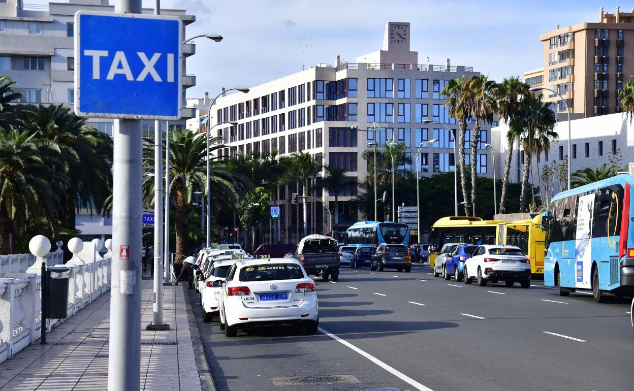 Parada de taxis en San Telmo, frente a otra de guaguas. 