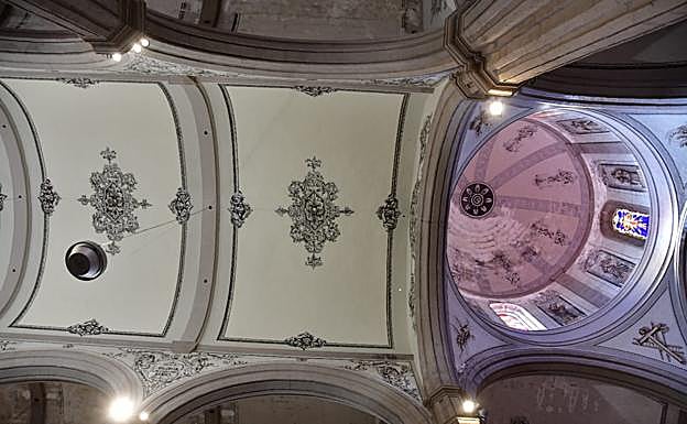 Detalle de la bóveda restaurada, y vista de la cúpula. 