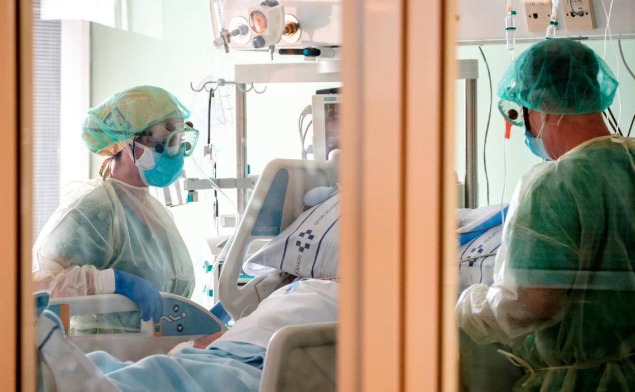 Imagen de archivo del personal sanitario del Hospital Insular atendiendo a un paciente con covid. 