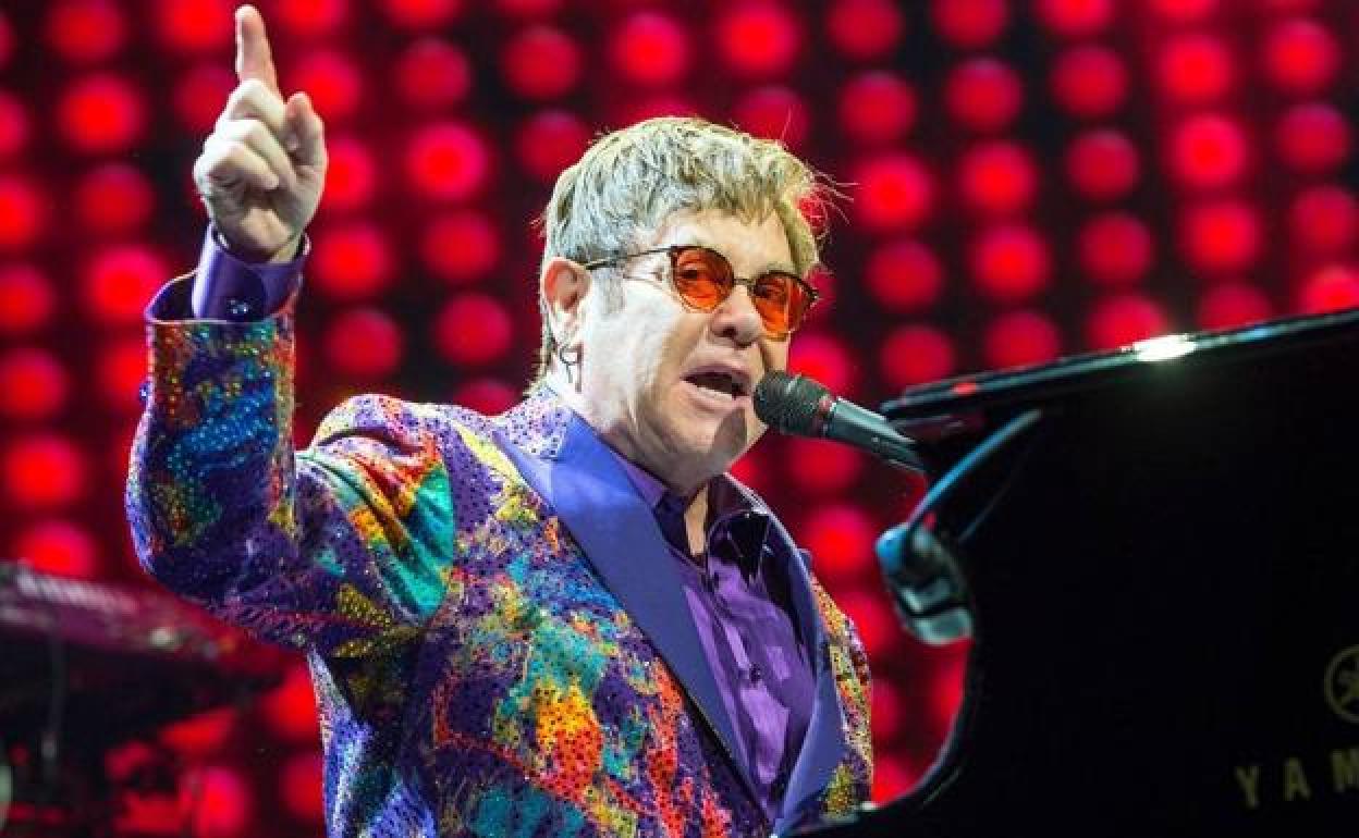 Elton John ofrece el último concierto de su gira en Norteamérica. 