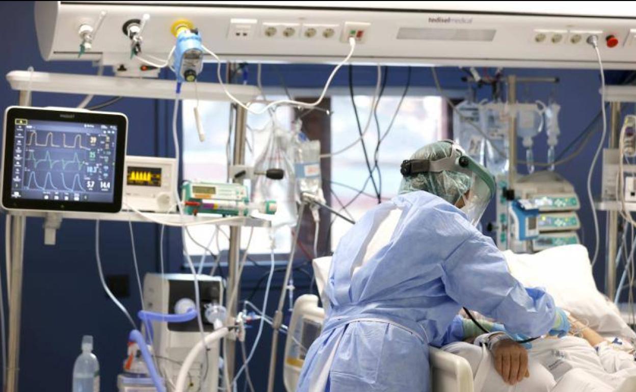 Las hospitalizaciones por covid suben un 15,4% en Canarias en la última semana