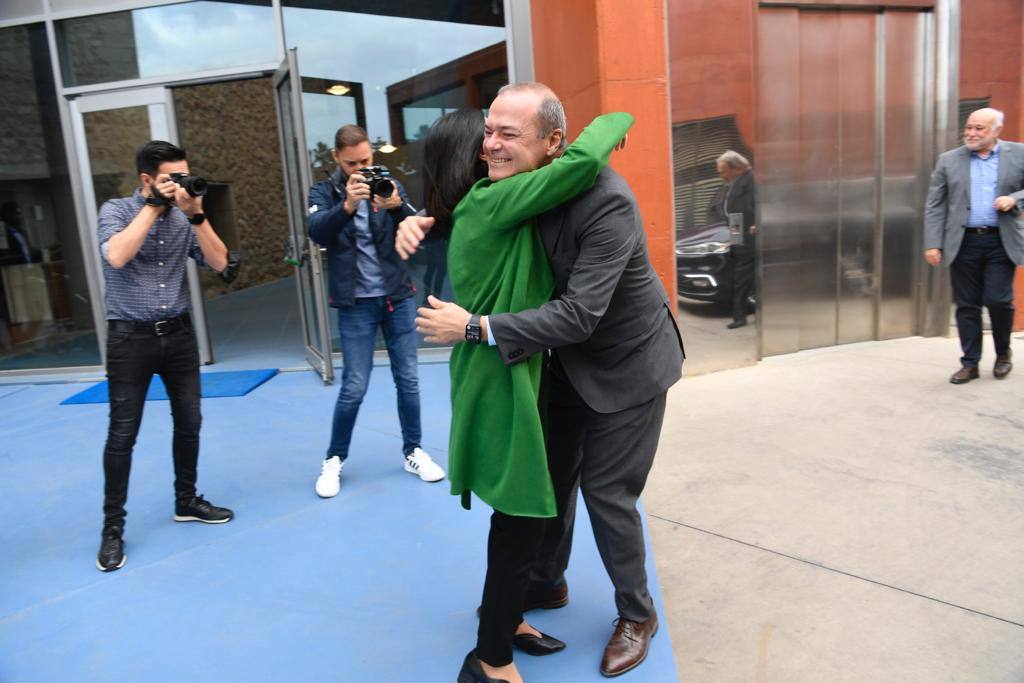 Augusto Hidalgo y Carolina Darias recibe a Hidalgo con un abrazo. 
