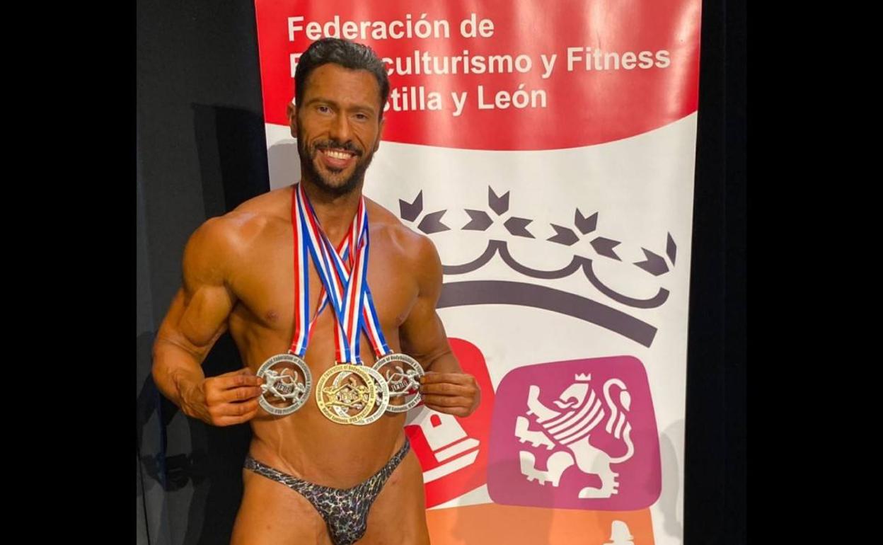 Aarón Ojeda, orgulloso con sus últimas medallas. 