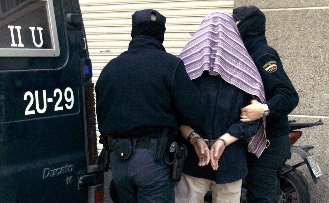 Imagen de archivo de la detención en Badalona de un acusado de yihadismo. 