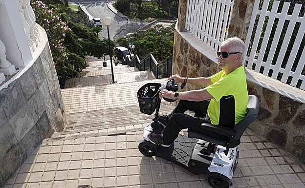 Per Pettersen, ante la escalera que le separa del resto del mundo. 