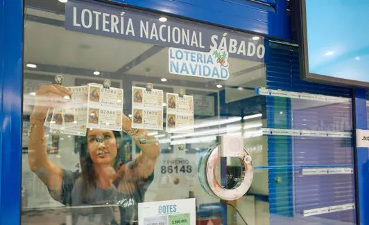 Claudia Reyes, responsable de la administración de lotería 54 en El Mirador. 