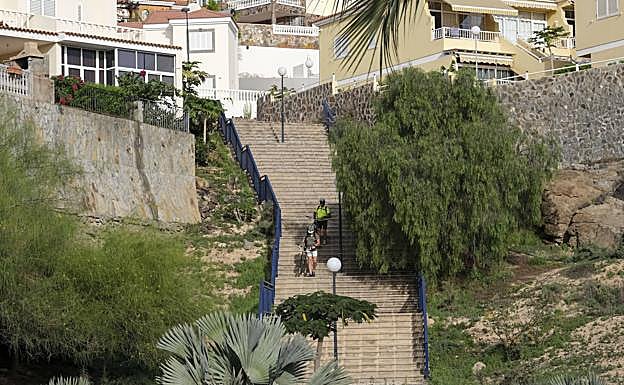 Escaleras como la de la imagen conectan la urbanización con la parte baja de Arguineguín. 