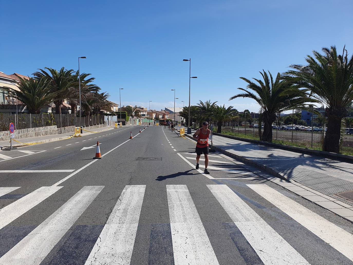 La soledad acompañó a la mayoría de maratonianos durante el exigente recorrido de Maspalomas. 