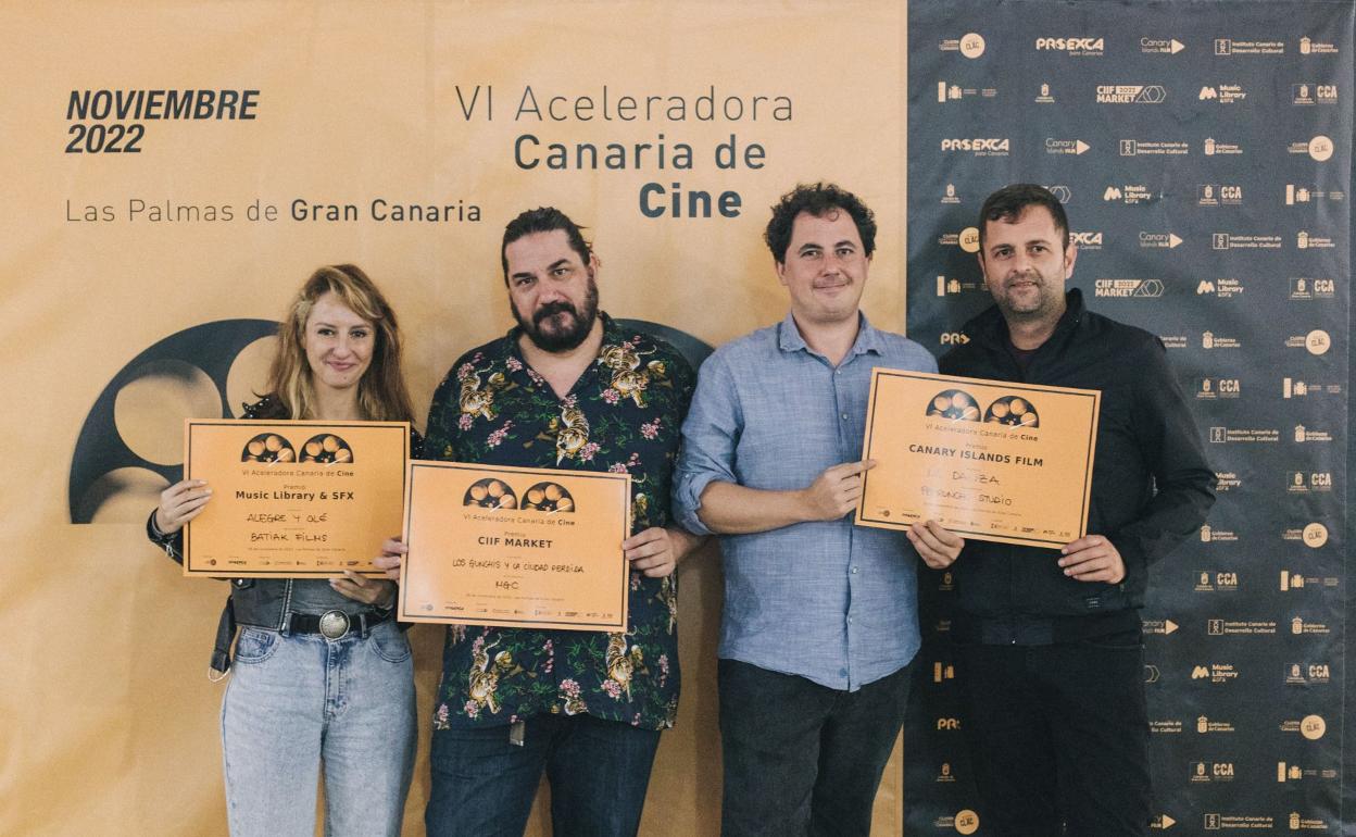 Clara Santaolaya, Patrick Bencomo, Enrique Diego y José Díaz con sus premios. 