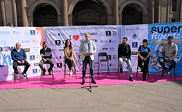 Imagen de la presentación del acto. 
