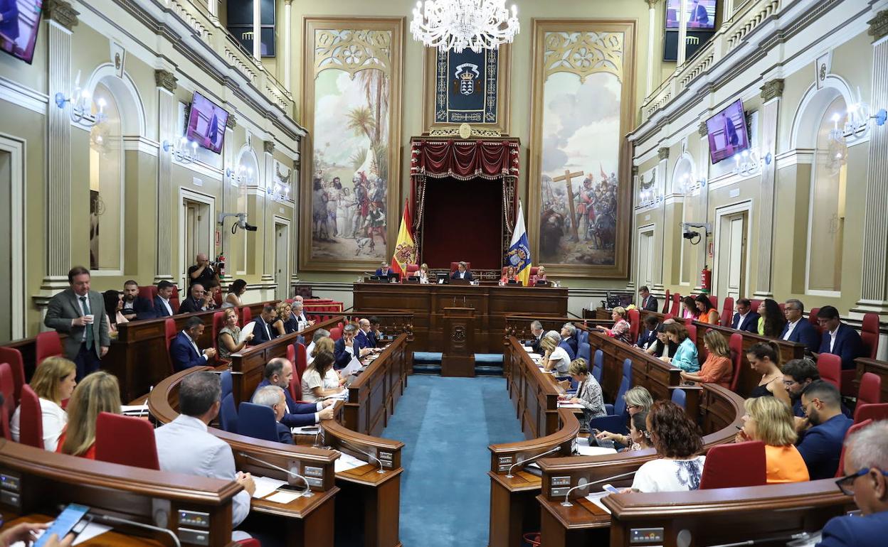 Imagen de archivo de un pleno del Parlamento de Canarias. 