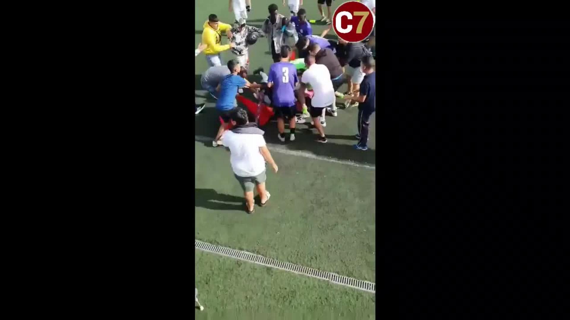 Pelea entre aficionados en un partido de fútbol base en Tenerife