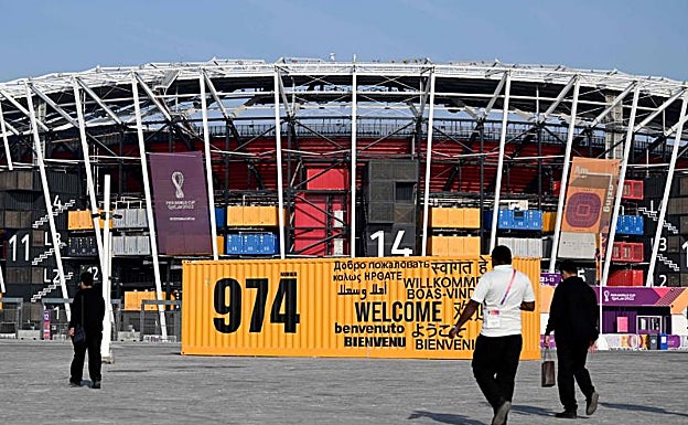 Estadio 974 construido con contenedores y es temporal.