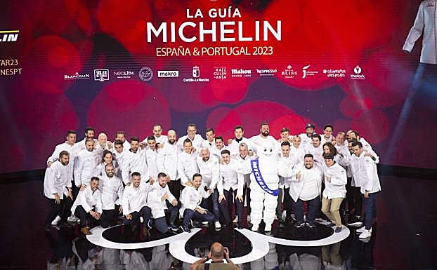 Imagen principal - En la imagen superior, foto de familia de todos los que recibieron una nueva estrella Michelin este martes; en la imagen inferior, el chef Toño Pérez agradece la tercera estrella obtenida por el restaurante Atrio; por último, el veterano Joan Roca tras recibir el premio 'Chef Mentor'. 