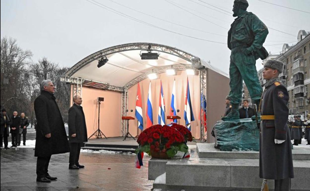 Díaz-Canel y Putin realizan una ofrenda floral ante la estatua de Fidel Castro en Moscú. 