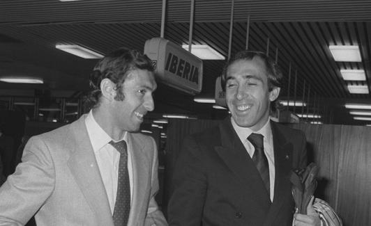 Quini (i) y Asensi (d), en abril de 1979 a punto de coger un avión en Barajas para enfrentarse ante Rumanía en la Eurocopa de Naciones.