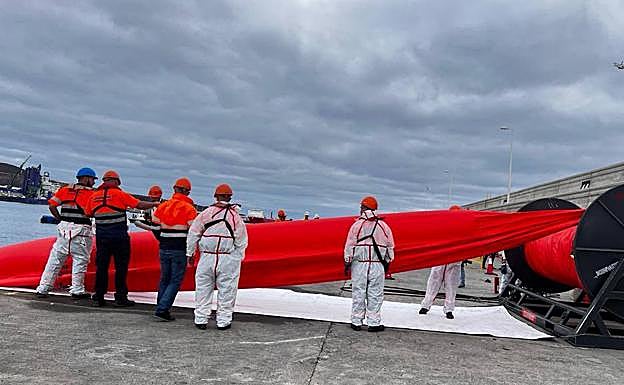 Imagen principal - El puerto acoge un simulacro de vertido de fue-oil