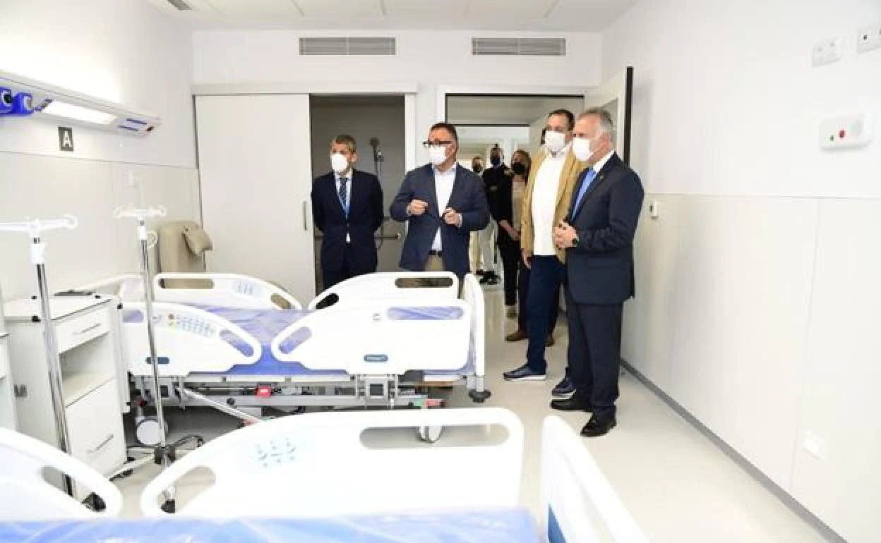 Imagen de archivo de la visita de Ángel Víctor Torres al hospital Juan Carlos I, que albergará las unidades de covid persistente. 
