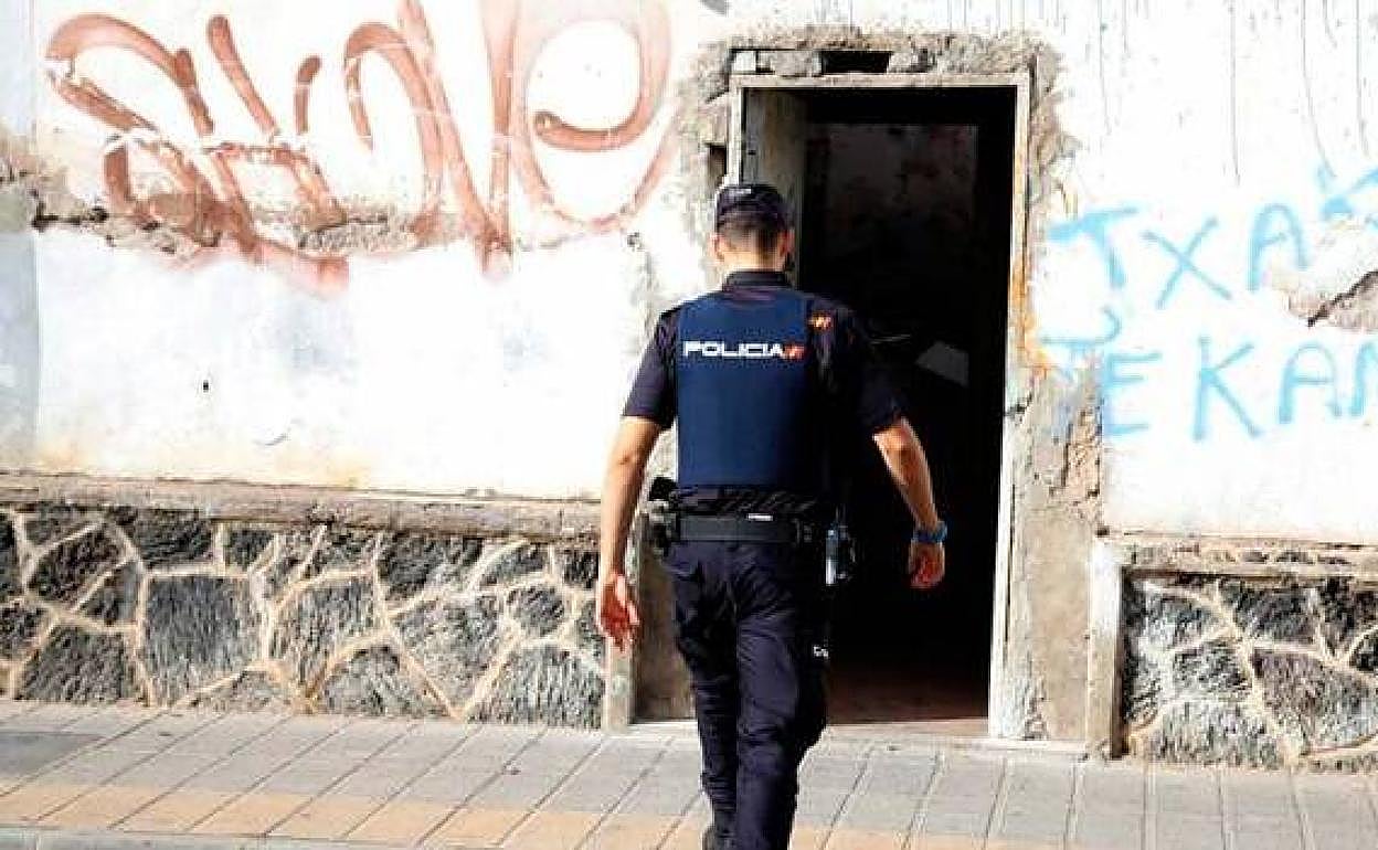 Agentes accediendo al inmueble donde se produjeron los hechos. 