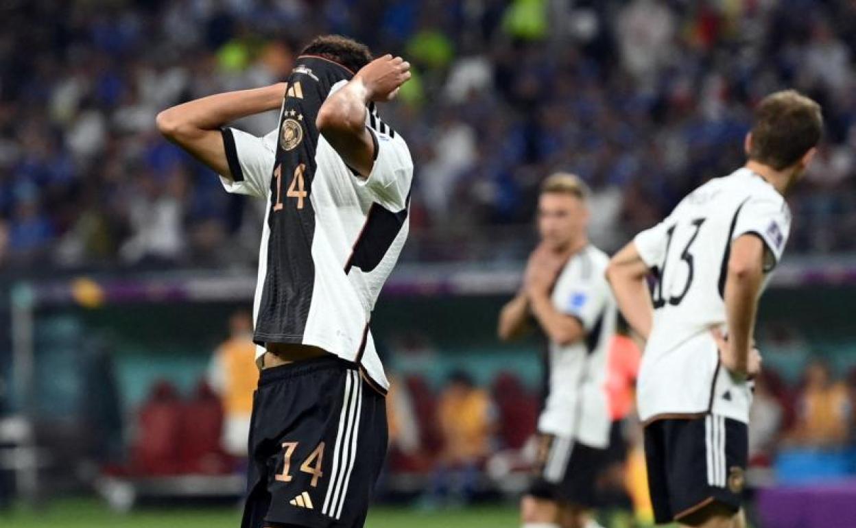 Los futbolistas de Alemania, incrédulos en la derrota ante Japón
