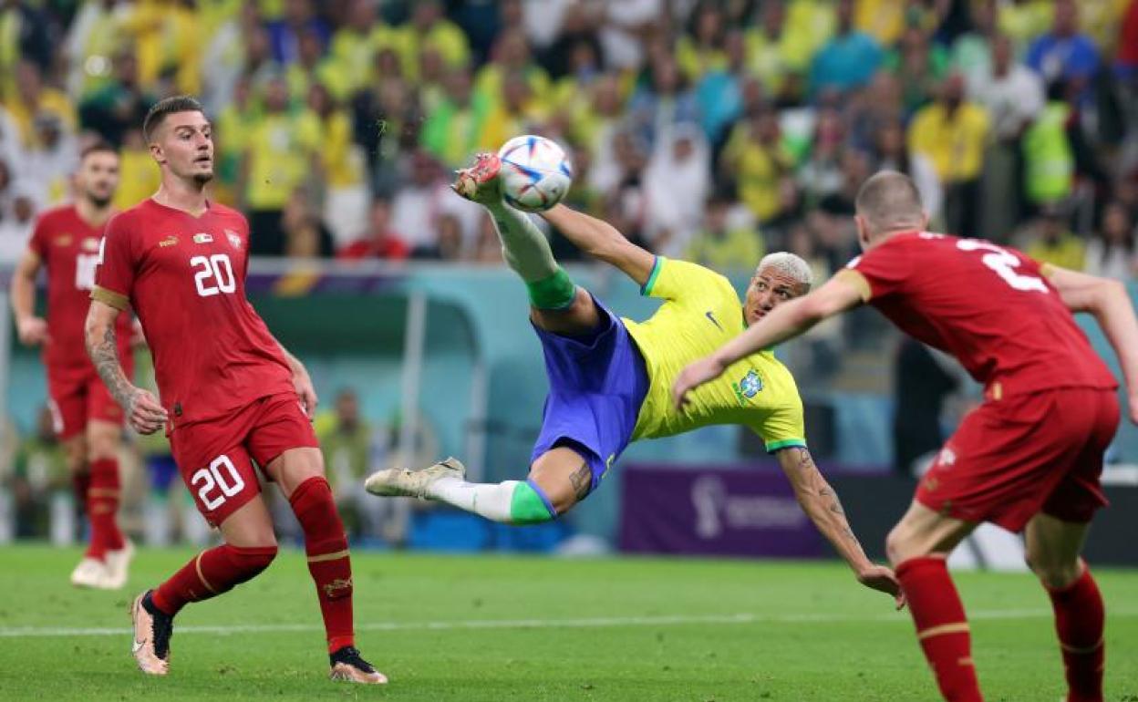 El espectacular remate de Richarlison para marcar el segundo gol a Serbia. 