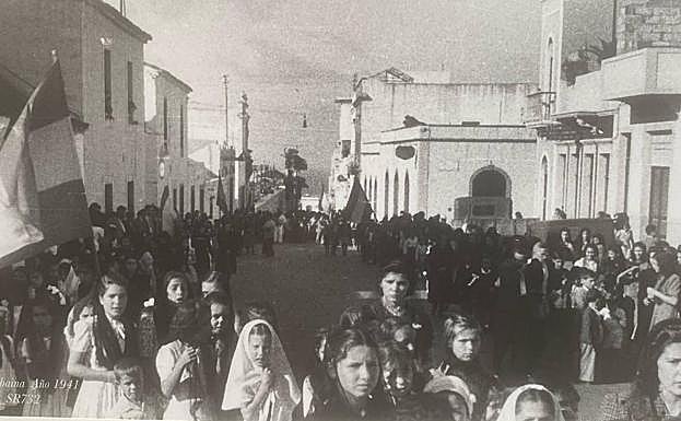 Imagen principal - Arriba, vista de Los Llanos en los años 40. La tienda de Ojeda estaba en las casas de la derecha. Debajo, tarjeta de comprador de Ojeda de 1932. Y al lado, el fundador, José Ojeda León. 