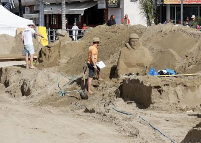 Imagen secundaria 1 - Detalle de los trabajos que ya se desarrollan en la playa. 