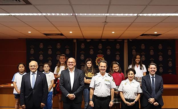 Imagen principal - Entregados los premios del concurso &#039;Policía somos todos&#039;
