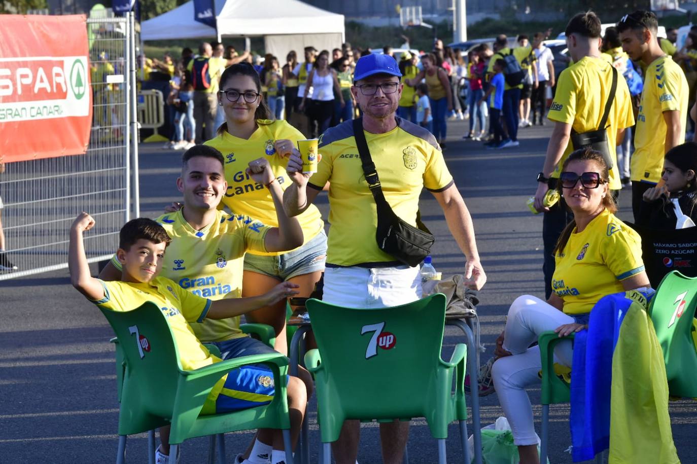 Un aficionado muestra la bandera de la UD Las Palmas. 