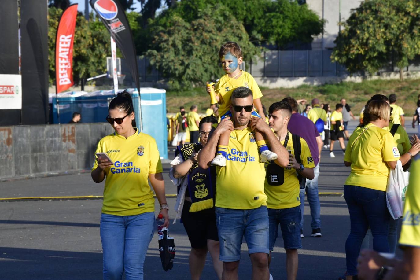 Un aficionado muestra la bandera de la UD Las Palmas. 