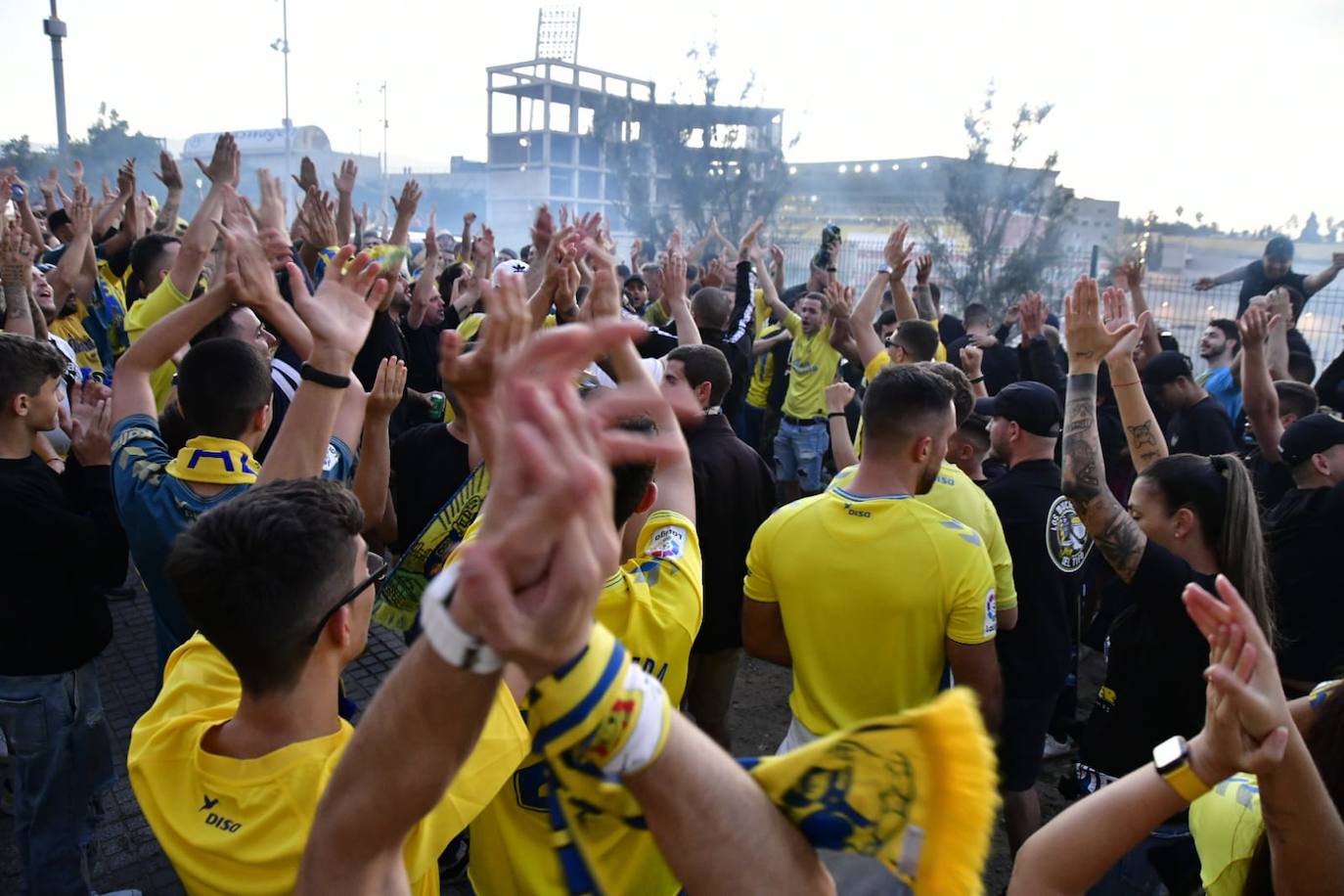 Un aficionado muestra la bandera de la UD Las Palmas. 