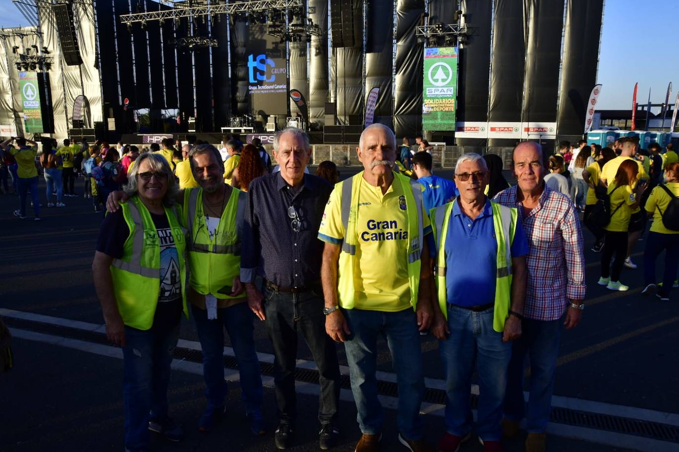 Un aficionado muestra la bandera de la UD Las Palmas. 
