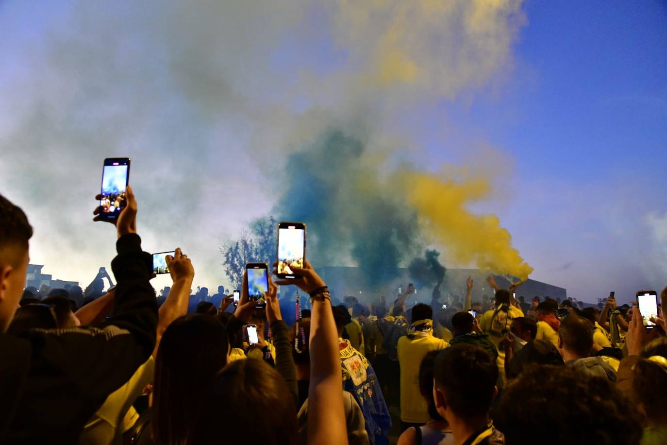 Un aficionado muestra la bandera de la UD Las Palmas. 
