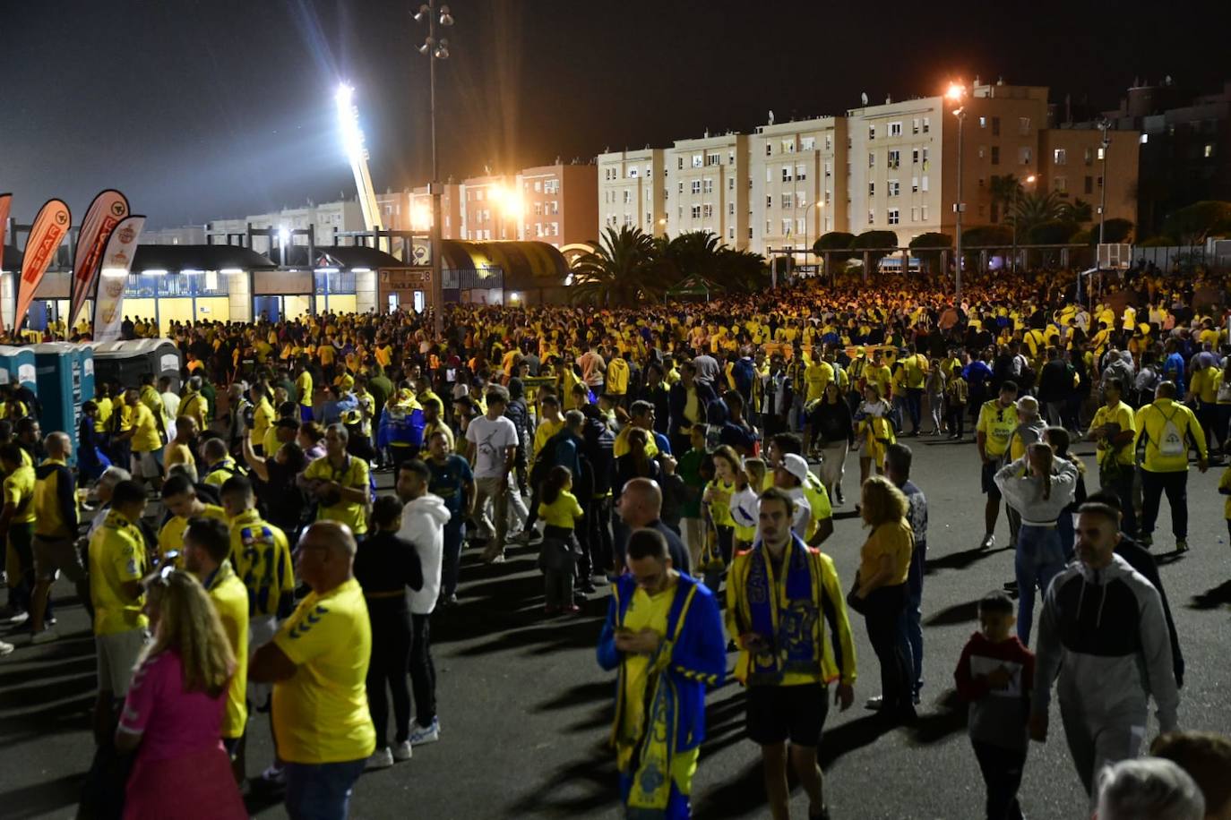 Fotos: La afición recibe por todo lo alto a los jugadores de la UD en Fondos de Segura